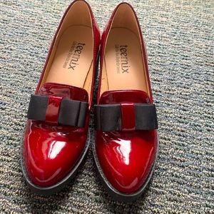 Red patent leather block heel shoes with ribbon